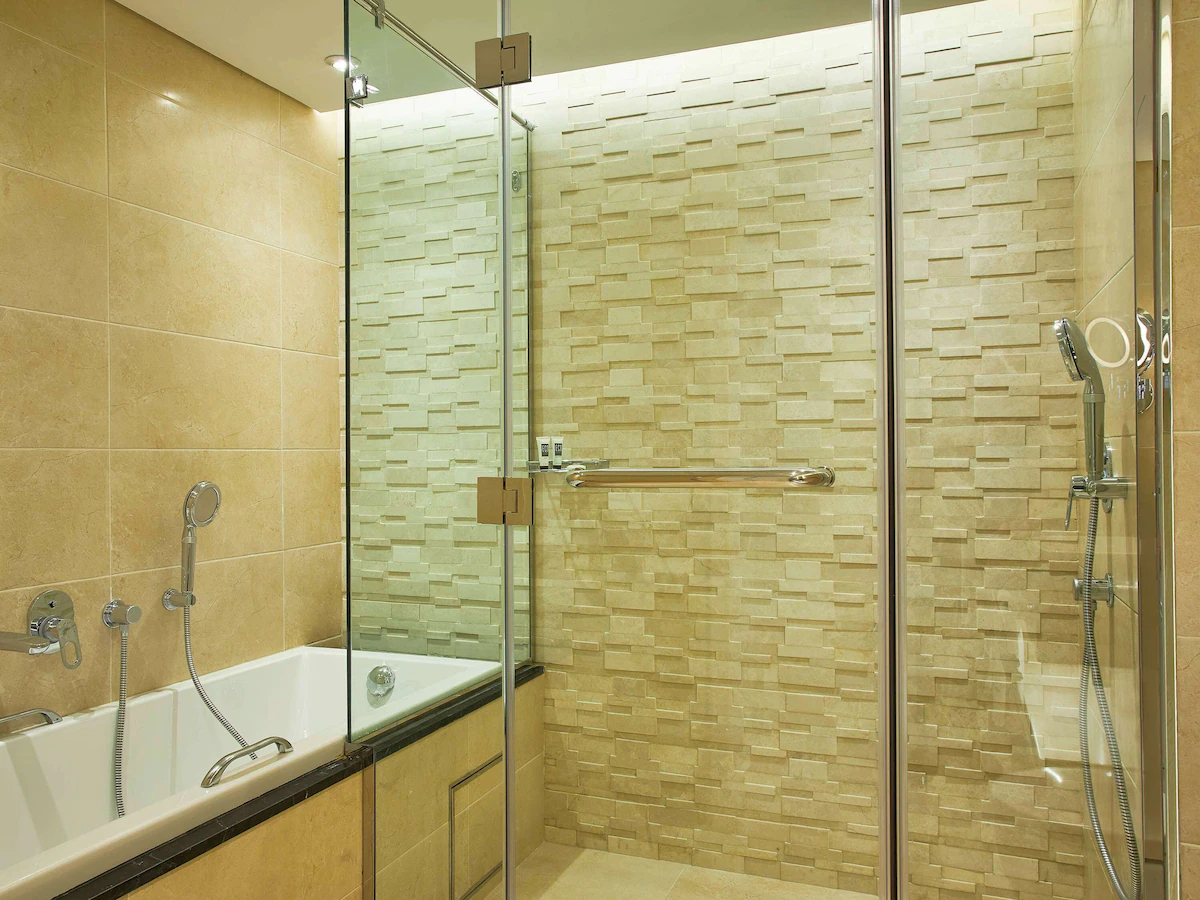 حمام و سرویس بهداشتی هتل سوییت مرکیور دبی برشا هایتس